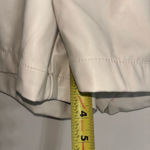 American Eagle Faux Leather Pleather Shorts Women’s Size 6 cream High Rise - Picture 7 of 11